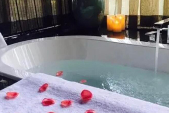 温州水疗池中的失重冥想：当身体学会漂浮